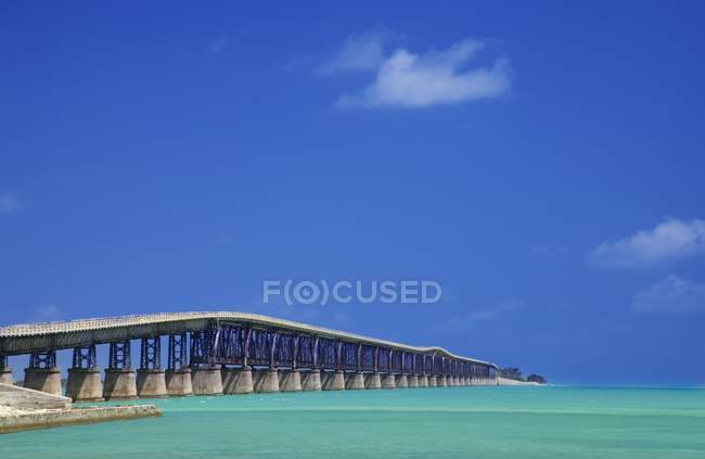 Ponte sobre uma ampla expansão — Fotografia de Stock