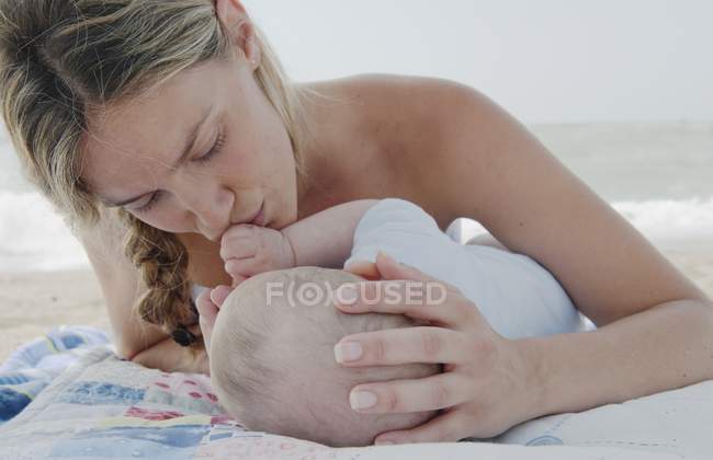 Mãe deitado em um cobertor — Fotografia de Stock