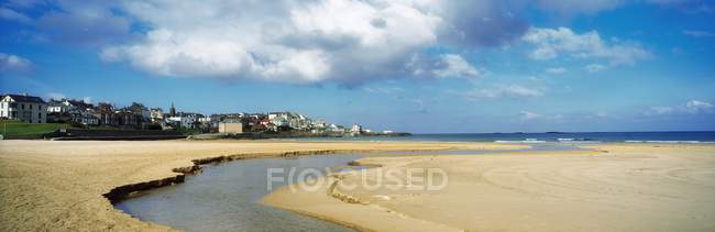 Spiaggia di sabbia con piccolo ruscello — Foto stock
