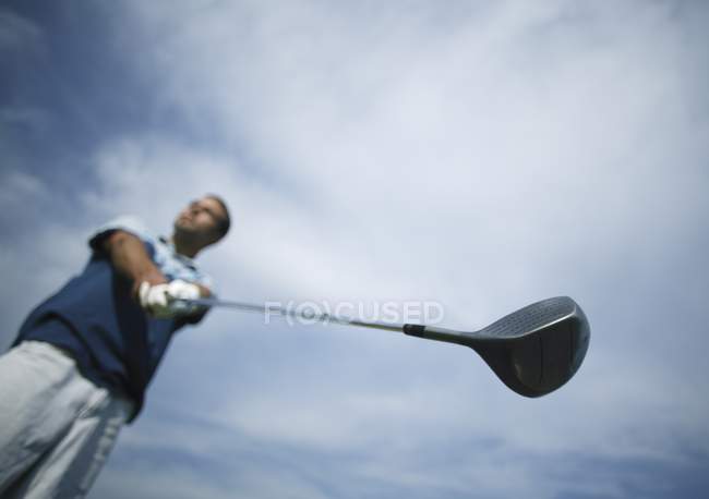 Гольф-клуб и гольф под голубым небом — стоковое фото