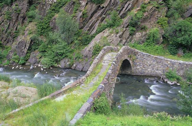 Puente de piedra viejo - foto de stock