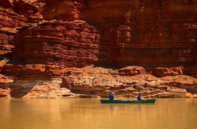 Due viaggiatori in canoa nei canyon, vista laterale — Foto stock