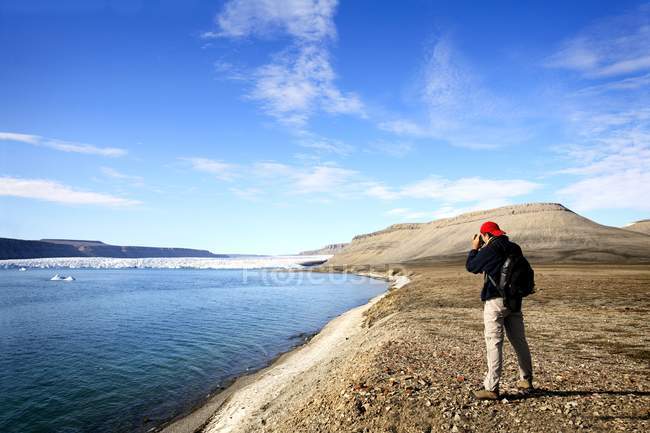 Человек в кепке стоит на берегу — стоковое фото