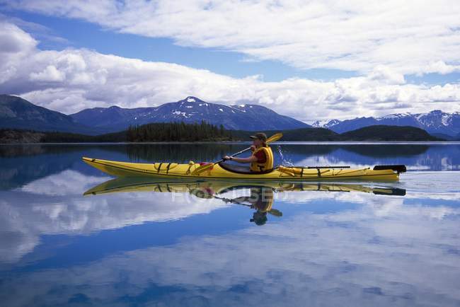 Vue latérale De L'homme Au Kayak Touring, Parc provincial Atlin Lake — Photo de stock