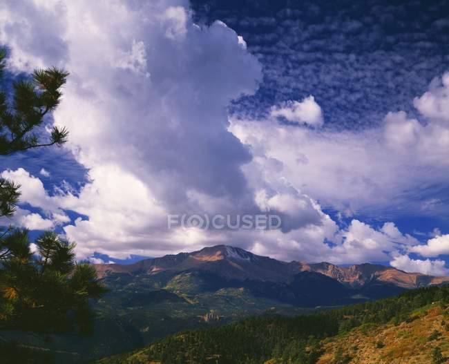 Nuvole di tempesta raccogliere oltre Pikes Peak — Foto stock