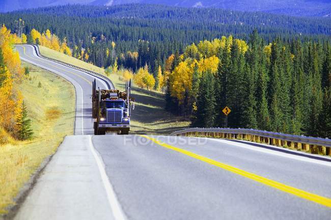 Camion di registrazione in strada vuota. Alberta, Canada — Foto stock