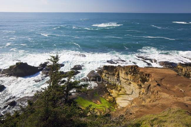 Formazioni rocciose lungo l'Oceano Pacifico — Foto stock