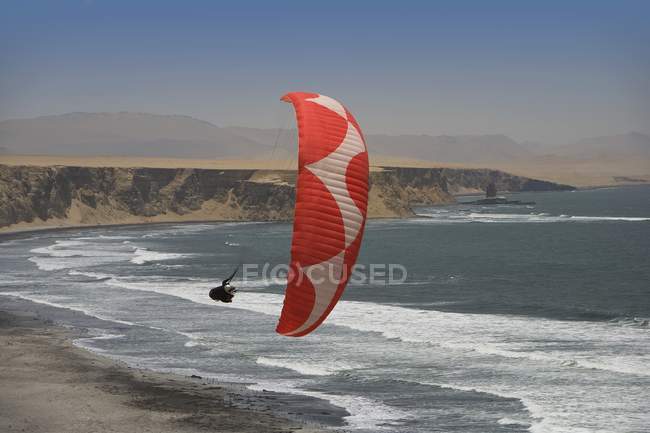 Parapente no Peru sobre o mar — Fotografia de Stock