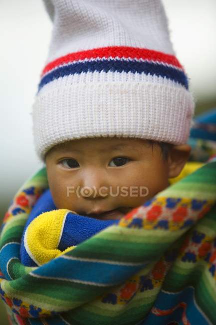 Porträt des süßen asiatischen Jungen im Winter-Outfit — Stockfoto