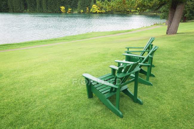 Sedie vuote in un parco — Foto stock