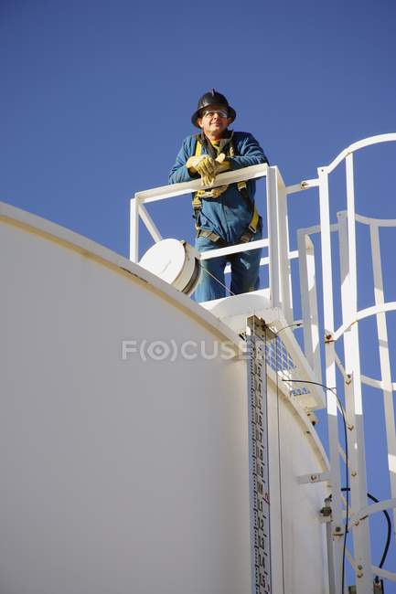 Homme travaillant à la raffinerie de pétrole — Photo de stock