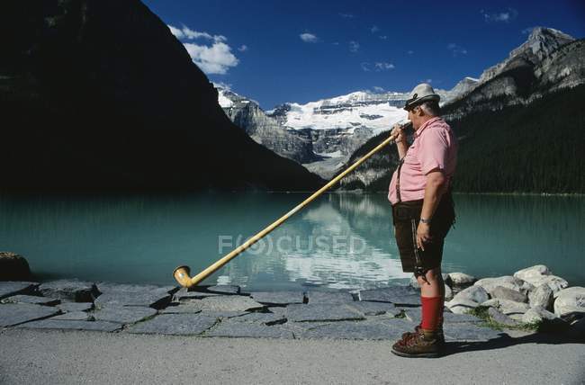 Лейк-Луиз, Банфский национальный парк, Банфф, Альберта, Канада; Человек, играющий в рога — стоковое фото