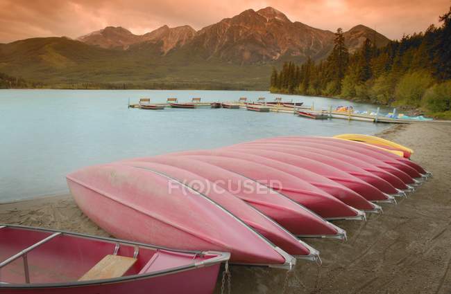 Fila di canoe in montagna — Foto stock