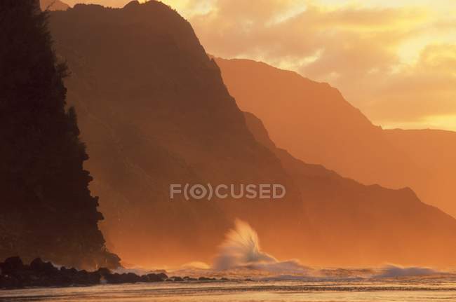 Incoming Tide Against The Mountains — Stock Photo