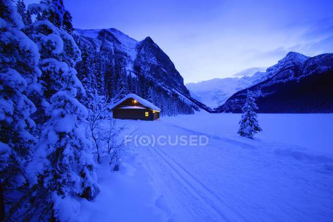 Маленька хатина в снігу — стокове фото