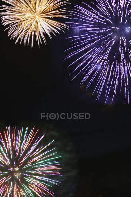 Affichage feux d'artifice dans le ciel nocturne — Photo de stock