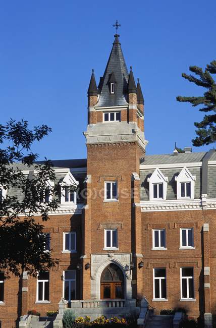 Ein gemauertes Universitätsgebäude — Stockfoto