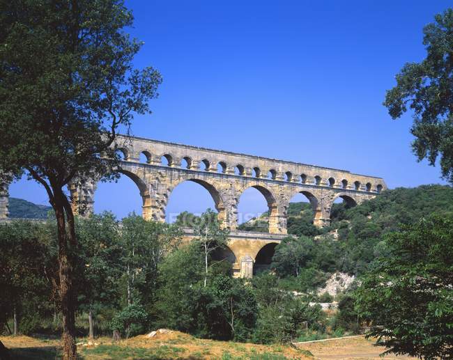 Acueducto romano en ruinas - foto de stock