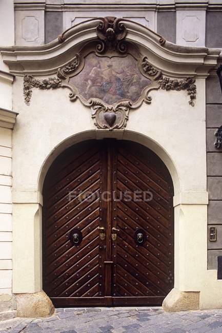 Дерев'яний дверний проріз з аркою — стокове фото