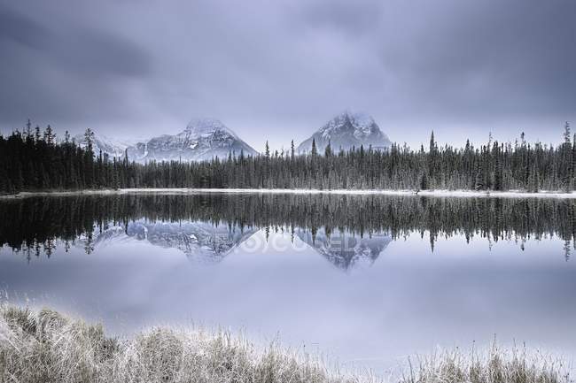Scena montagnosa con lago — Foto stock
