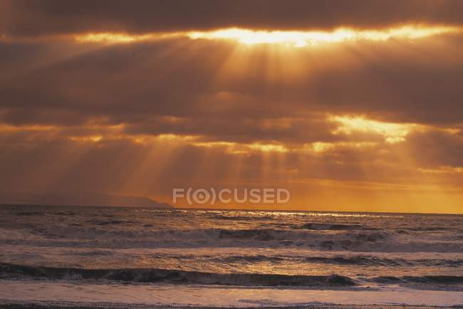 Rayos de sol sobre el Océano Pacífico - foto de stock