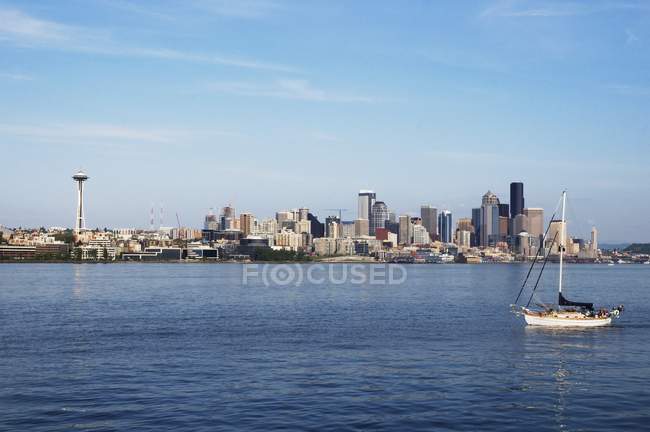 Seattle Skyline e barca a vela — Foto stock