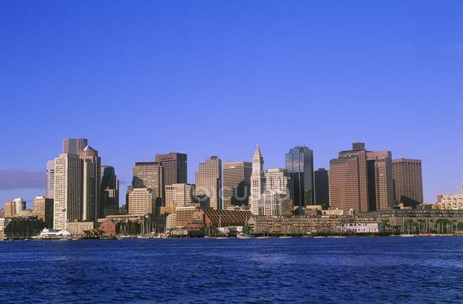 Boston mit See im Vordergrund — Stockfoto