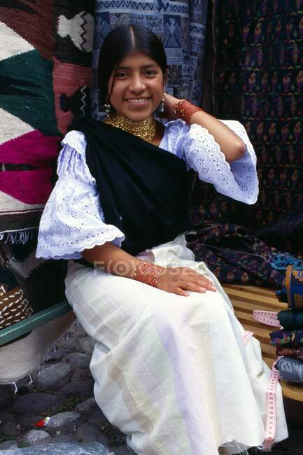 Retrato de mujer ecuatoriana en el mercado. - foto de stock