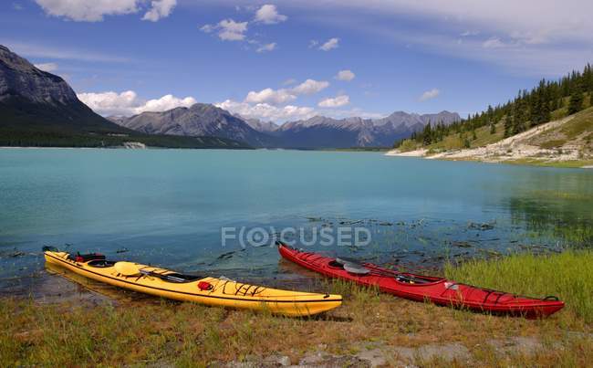 Kayaks sur un lac de montagne — Photo de stock