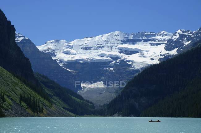 Chaîne de montagnes avec lac — Photo de stock