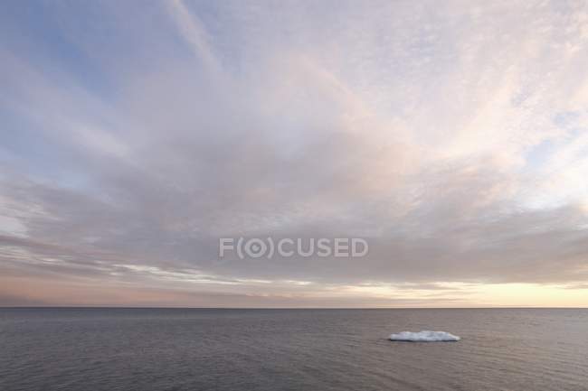 Айсберг в озері верхнє — стокове фото