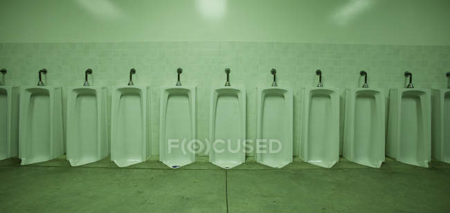 Urinóis velhos na casa de banho masculina. espaço de cópia — Fotografia de Stock