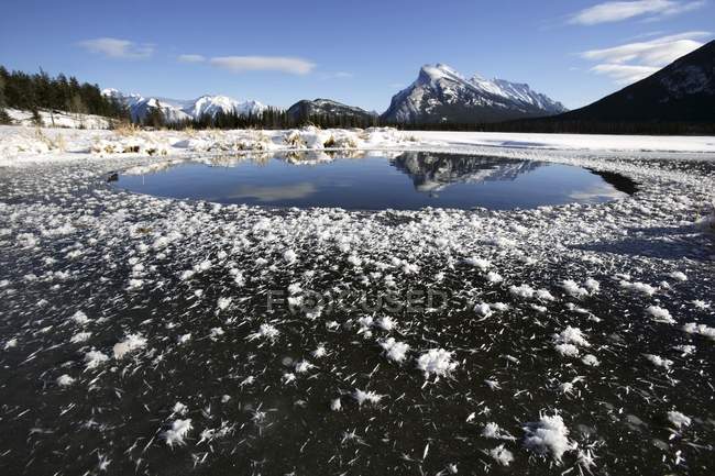 Lago de invierno entre montañas - foto de stock