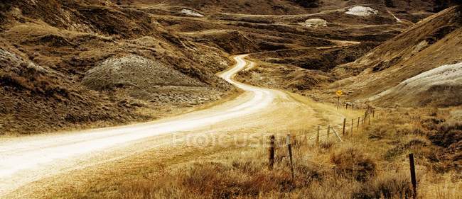 Пустая кривая дорога — стоковое фото