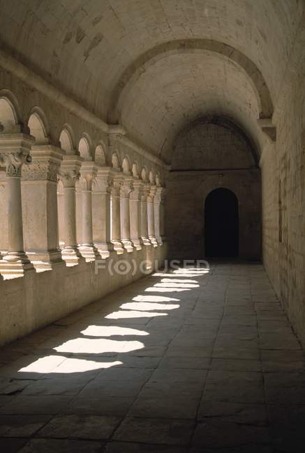 Gotische Säulen säumen den Korridor — Stockfoto