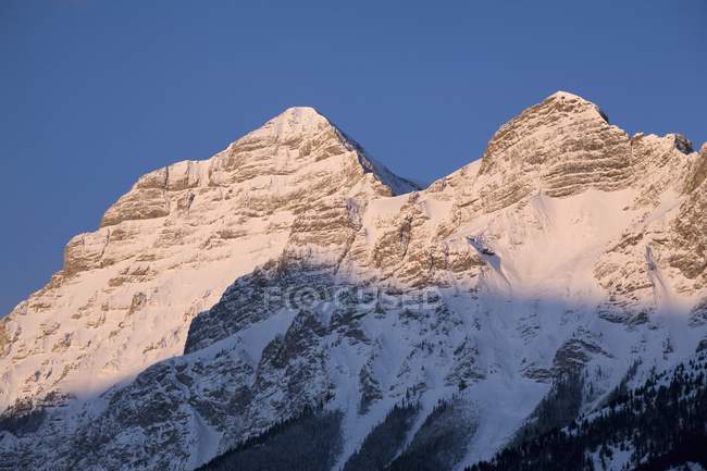 Pics de montagne enneigés — Photo de stock
