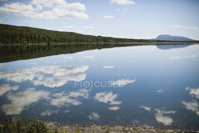 Хмари, відображені в озері — стокове фото