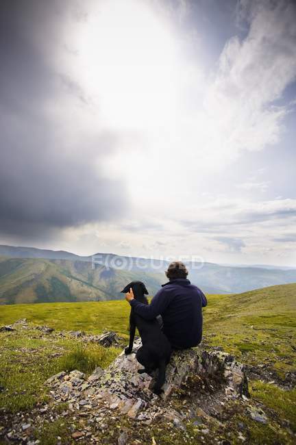 Uomo e il suo cane — Foto stock