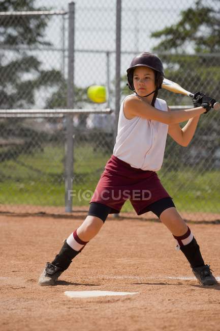Menina jogando beisebol com morcego nas mãos — Fotografia de Stock