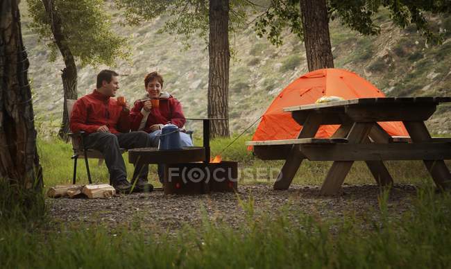 Blick auf Paar gehen campen im Freien — Stockfoto