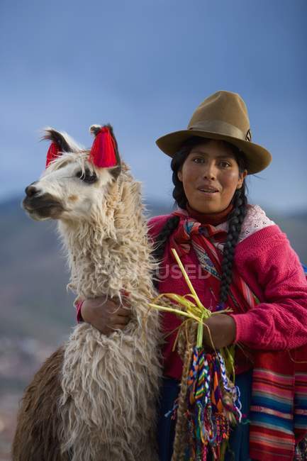 Cuzco, Pérou ; Femme péruvienne et son lama (Lama Glama ) — Photo de stock