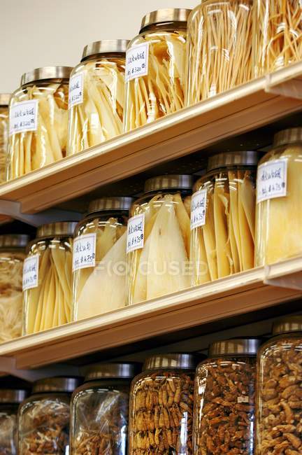 Full Jars On Shelf contro parete bianca — Foto stock