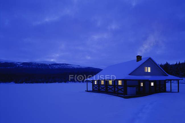 Cottage em queda de neve pesada — Fotografia de Stock