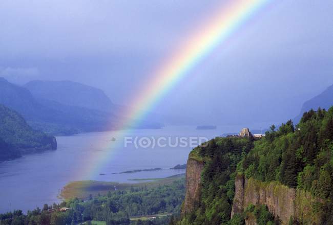 Arco iris sobre el río Columbia - foto de stock