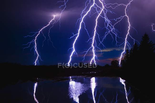 Tempesta di fulmini sul lago — Foto stock