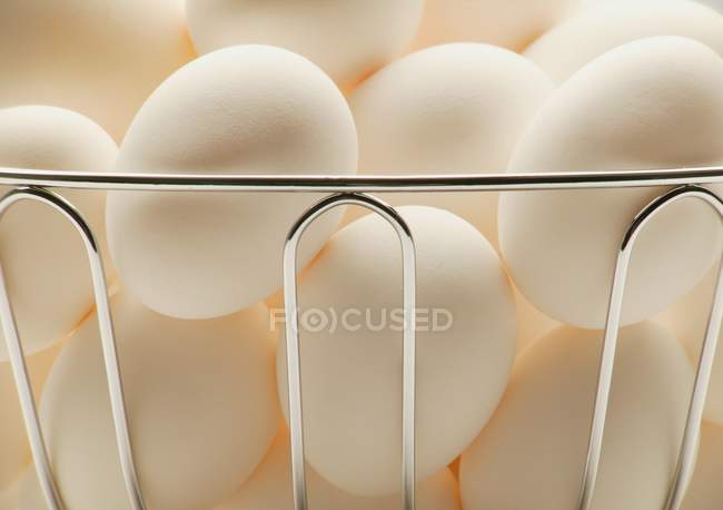 Todos os ovos em uma cesta — Fotografia de Stock