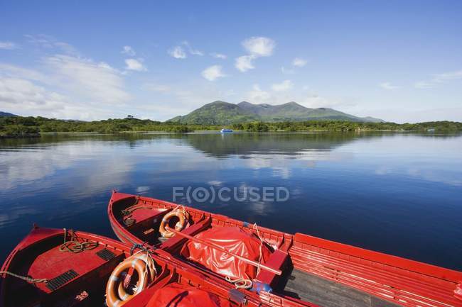 Две красные лодки — стоковое фото