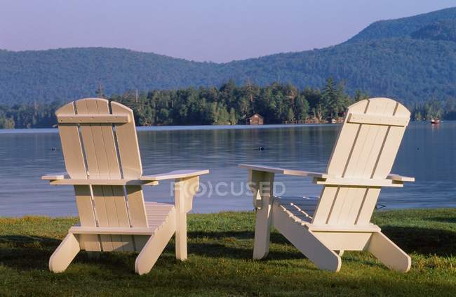 Zwei Stühle am Wasser — Stockfoto