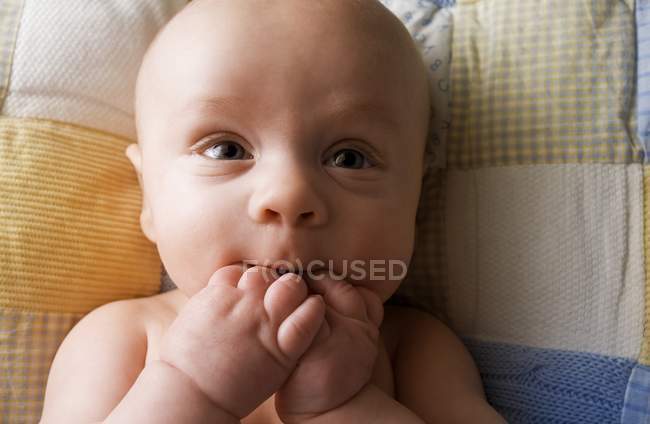 Gros plan portrait de mignon bébé auto-apaisant garçon — Photo de stock