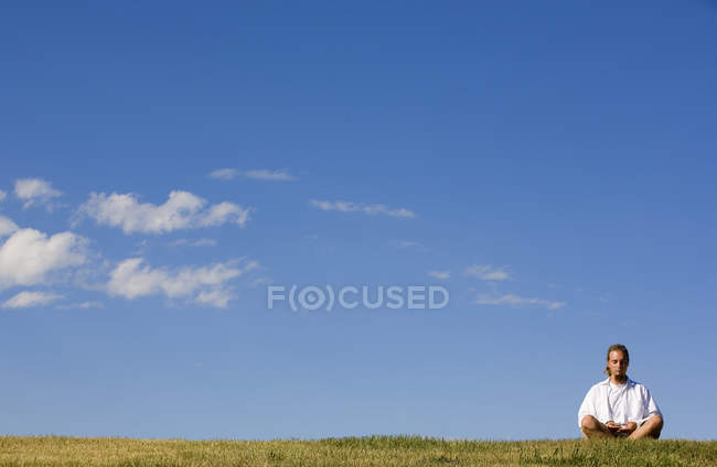 Hombre meditando al aire libre - foto de stock